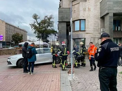 В здании на столичном Крещатике произошло задымление: на месте полиция и медики