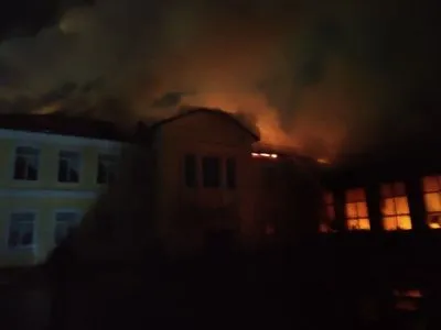 В школе в Харьковской области произошел пожар. Сгорела крыша и поврежден спортзал