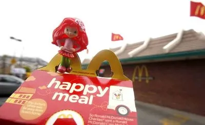 McDonald's планирует отказаться от пластиковых игрушек в Happy Meal к 2025 году