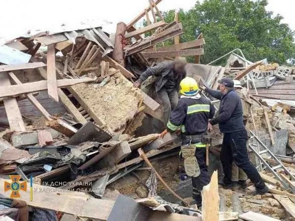 В Запорожье из-за утечки газа произошел хлопок: двухэтажный дом разрушен, травмированы два человека