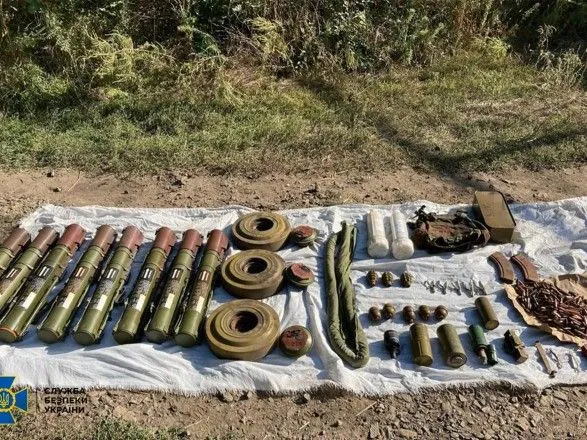 На Донеччині біля залізниці виявили сховок із мінами та гранатами