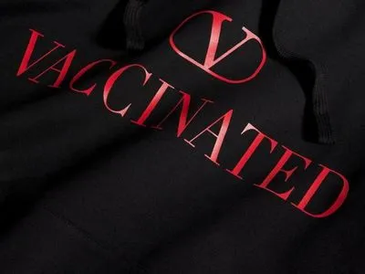 Valentino выпустит толстовку за 690 долларов, посвященную вакцинации от COVID-19