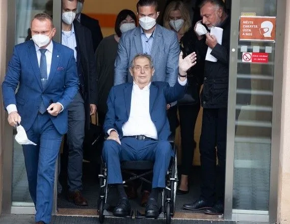 Президента Чехии выписали из больницы после недели госпитализации