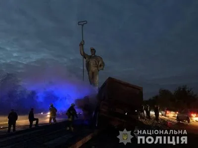 Грузовик врезался в монумент на въезде в Мариуполь и загорелся, водитель скончался на месте