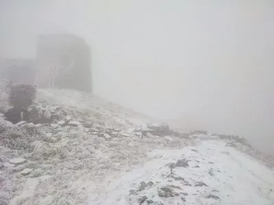 В Карпатах выпал снег и держится мороз