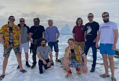 В летней одежде в Антарктике: украинские полярники поддержали Климатический марш