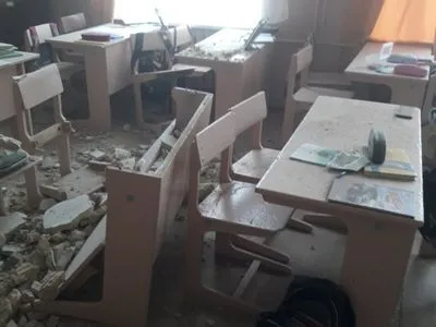 Розтрощено парту та стілець: у гімназії Чернігівської області обвалилася стеля