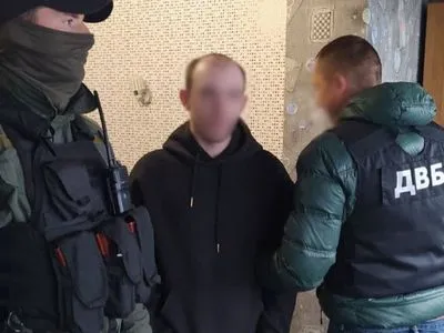 Вимагали гроші у наркозалежних: у Києві затримали банду псевдокопів