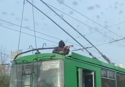 В Харькове парень на крыше троллейбуса устроил концерт. Полиция открыла дело
