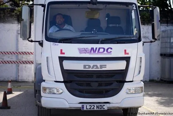 Великобританія екстрено видасть 5 тис. робочих віз водіям вантажівок