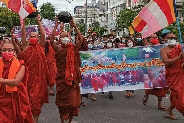 u-myanmi-na-protest-proti-khunti-viyshli-buddistski-monakhi