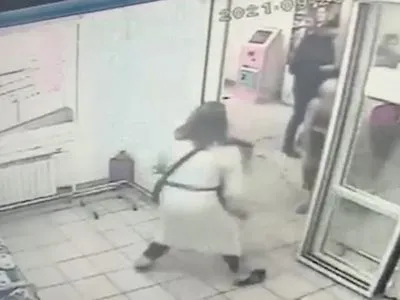 У Москві чоловік в жіночій сукні напав з сокирою на відвідувачів магазину