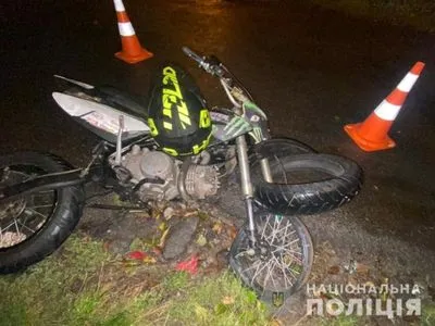 В Виннице 15-летний мотоциклист въехал в автомобиль. Парня госпитализировали