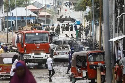 В Сомали заминированный автомобиль-смертник подорвал автоколонну, погибли по меньшей мере 8 человек