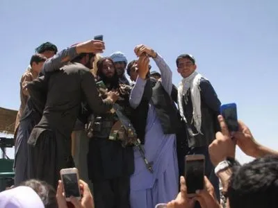 Талибам запретили делать селфи и носить белые кроссовки: почему