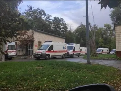 Новая волна на пороге: в киевских больницах образовались очереди из "скорых" с COVID-пациентами