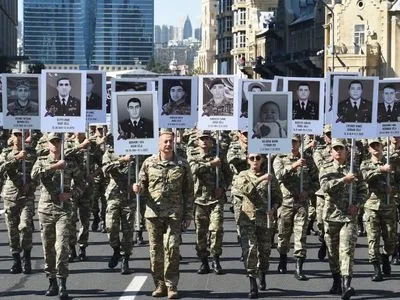 В Азербайджані президент та військові пройшли маршем до річниці початку війни у Карабасі