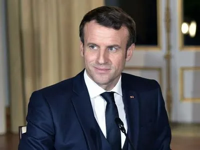 В президента Франции бросили яйцо