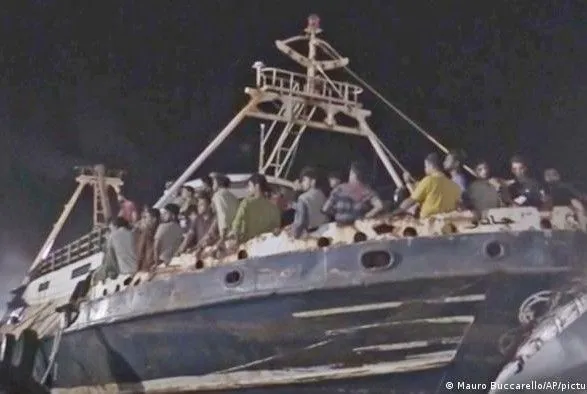 italiya-rekordna-kilkist-migrantiv-pribuvaye-na-lampeduzu