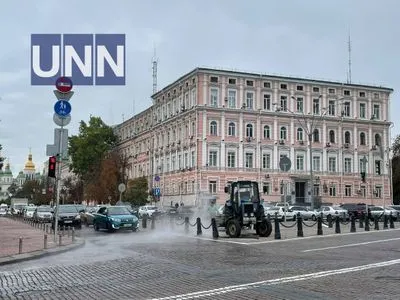 Біля будівлі Головного управління поліції у Києві прорвало трубу