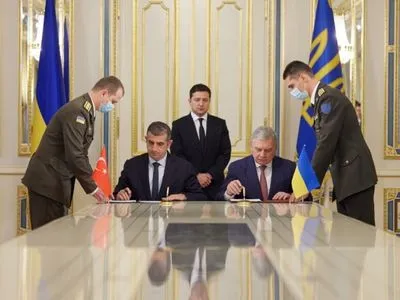 В Україні з'явиться центр з обслуговування турецьких безпілотників Bayraktar: в ОП підписали меморандум