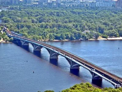 В Киеве на мосту Метро частично ограничат движение