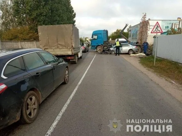 На Київщині сміттєвоз зіткнувся з легковиком: дві людини загинули