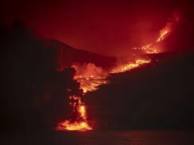 Лава от вулкана на Канарских островах достигла океана