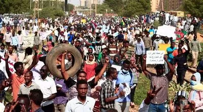 В Судане тысячи протестующих вышли на улицы столицы с требованиями создать гражданское правительство