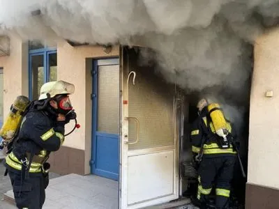 В столичной гимназии произошел пожар: более тысячи детей эвакуировали