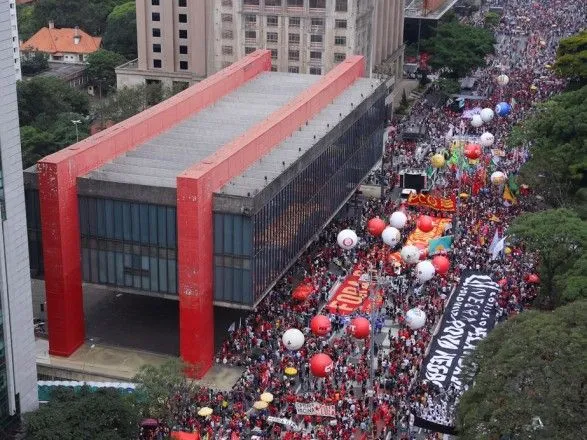 Понад 200 міст Бразилії протестували проти Болсонару