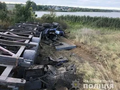 ДТП на Донеччині: металева плита зірвала кабіну водія вантажівки, чоловік загинув