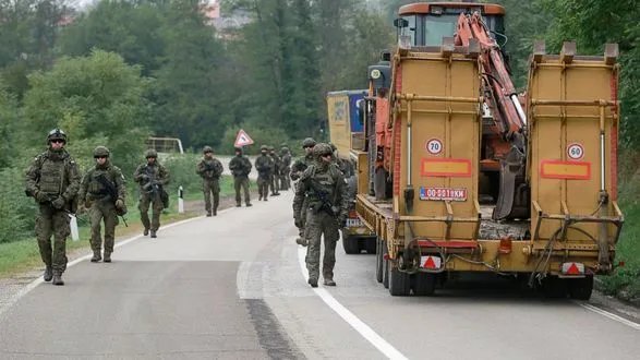 viyska-nato-patrulyuyut-kordon-kosovo-i-serbiyi-pislya-blokadi-vantazhivok