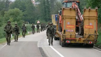 Войска НАТО патрулируют границу Косово и Сербии после блокады грузовиков