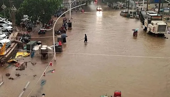 Из-за проливных дождей в Пакистане автомобиль упал в реку: погибла семья из 7 человек