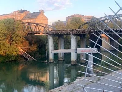 На юге Рима из-за пожара частично обрушился "железный мост"
