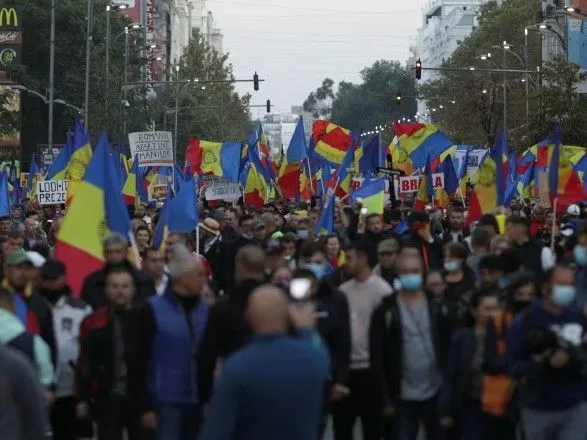 u-stolitsi-rumuniyi-tisyachi-lyudey-protestuvali-proti-novikh-covid-obmezhen