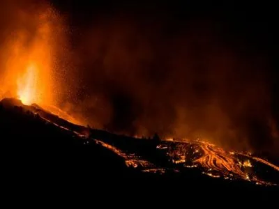 Извержение вулкана на Ла-Пальме: обвалился кратер и поток лавы усилился