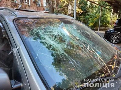 Закидав камінням авто поліції, а потім вдарив ножем правоохоронця: в Одесі зі стріляниною затримали 22-річного чоловіка