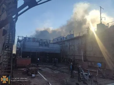 На Одещині горить буксир на території судоремонтного заводу