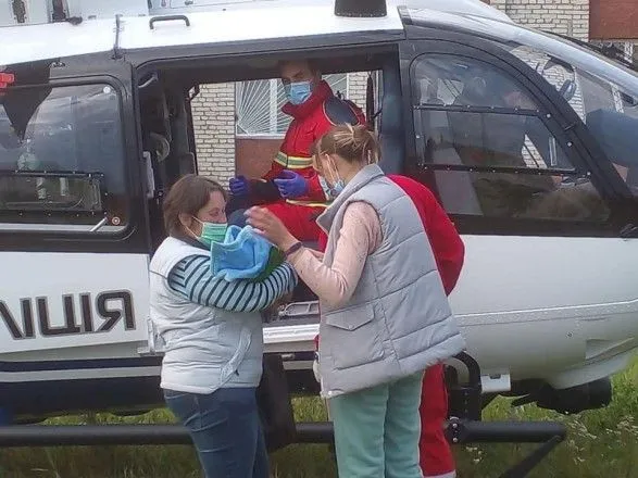 Во Львовской области полицейский вертолет доставил трехмесячного младенца в больницу