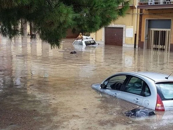 Італія потерпає від повеней: перекрито дороги та скасовано потяги
