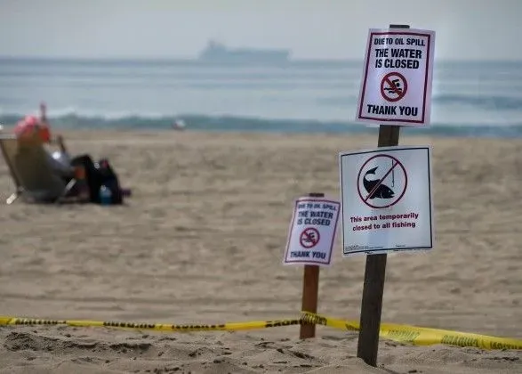 Розлив нафти в Каліфорнії може закрити пляжі на кілька місяців, в окрузі ввели НС