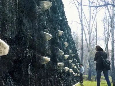 Хрустальная стена плача: художница Марина Абрамович представила свою инсталляцию в Бабьем Яру