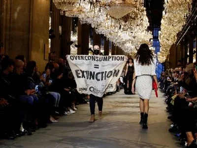 Эко-активисты ворвались на показ Louis Vuitton в Париже