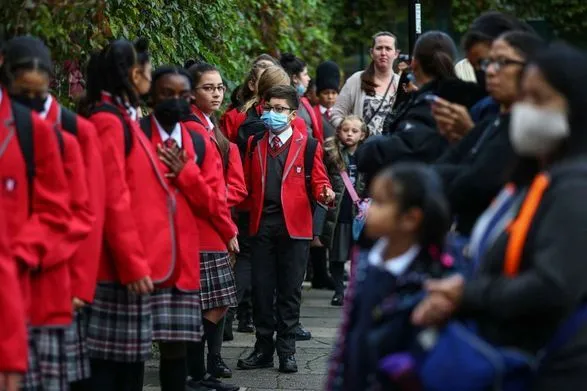 Без масок і без вакцинації: мільйони учнів повернулися у британські школи