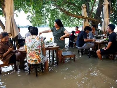 Ресторан на воде: наводнение в Таиланде наладило бизнес