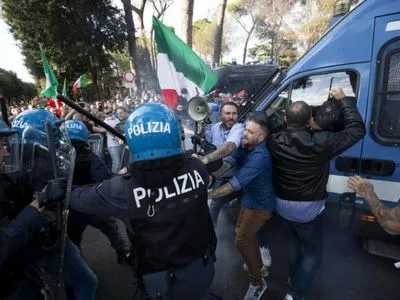 У Римі проти паспортів вакцинації протестують тисячі людей: є затримані