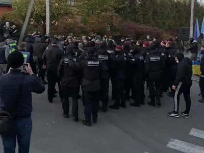 Акция под домом Порошенко: полиция говорит, было несколько попыток устроить потасовку