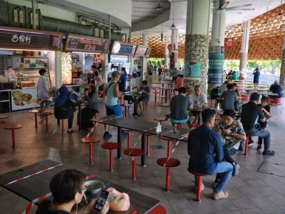В Сингапуре невакцинированным жителям запретят посещать кафе и торговые центры